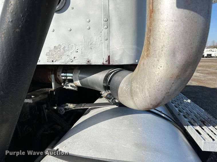 image for item OM9787 1990 International  F9370 semi truck