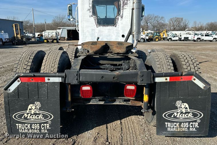 image for item OM9787 1990 International  F9370 semi truck