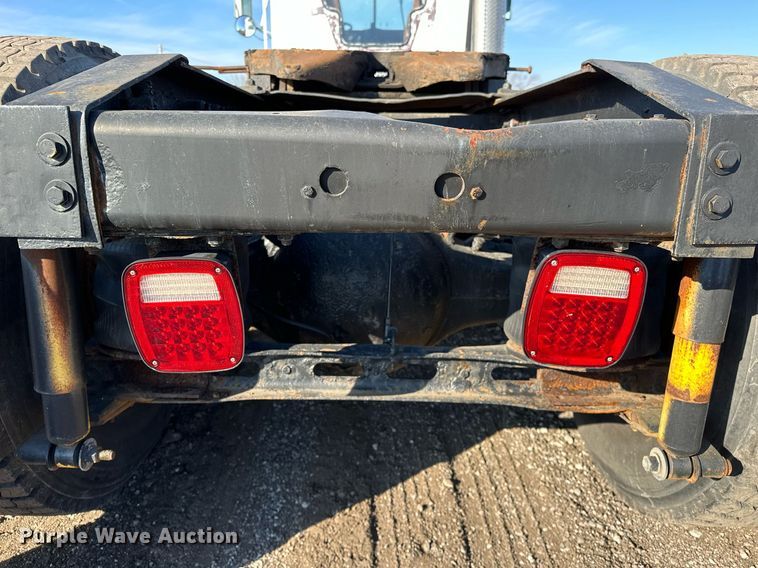 image for item OM9787 1990 International  F9370 semi truck