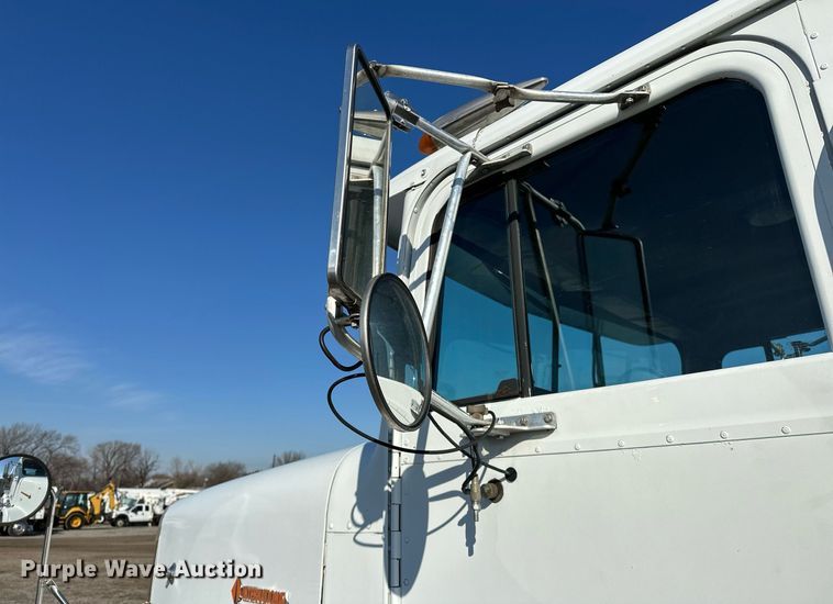 image for item OM9787 1990 International  F9370 semi truck