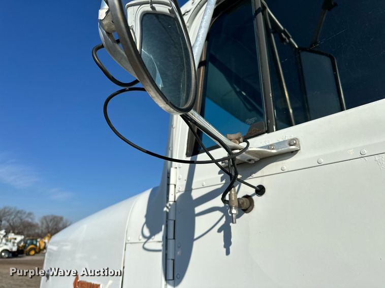 image for item OM9787 1990 International  F9370 semi truck