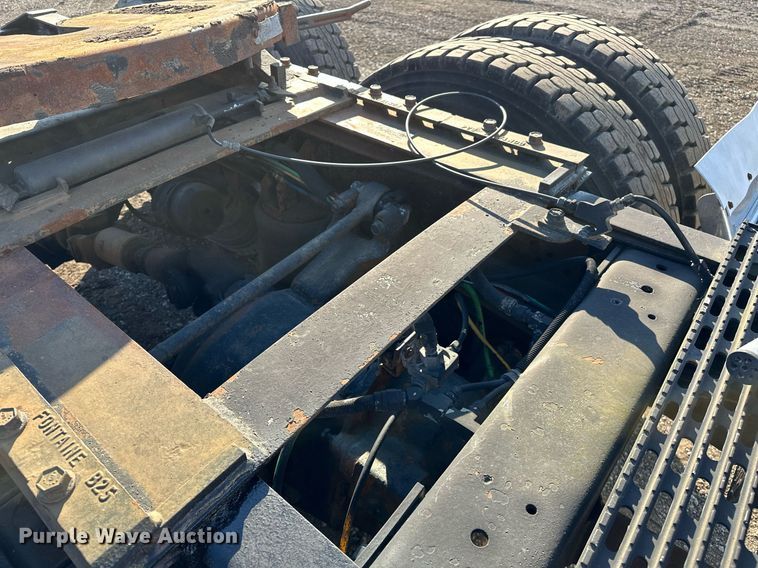 image for item OM9787 1990 International  F9370 semi truck