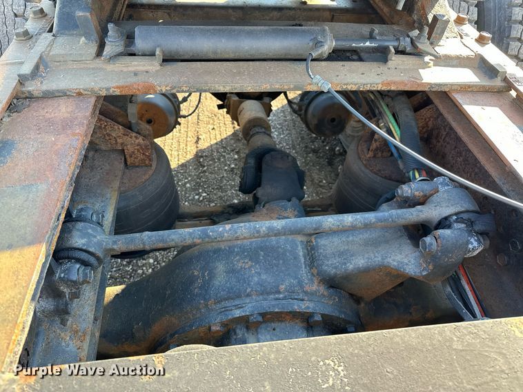 image for item OM9787 1990 International  F9370 semi truck