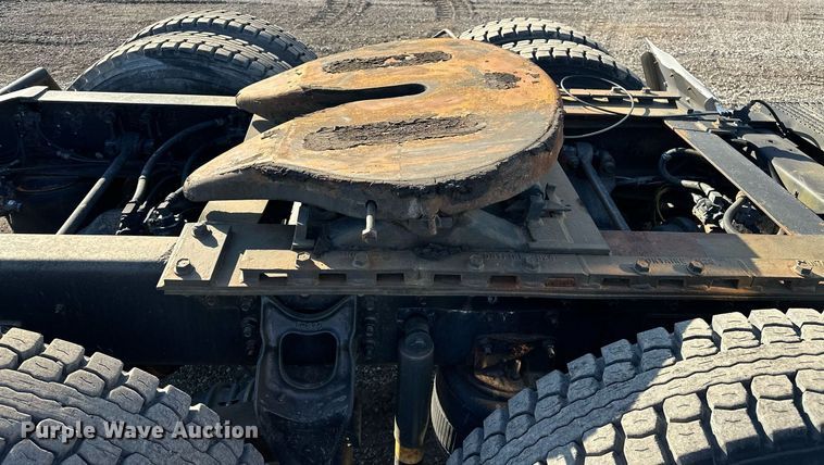 image for item OM9787 1990 International  F9370 semi truck