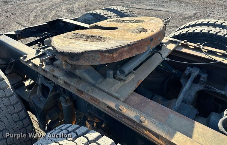 image for item OM9787 1990 International  F9370 semi truck