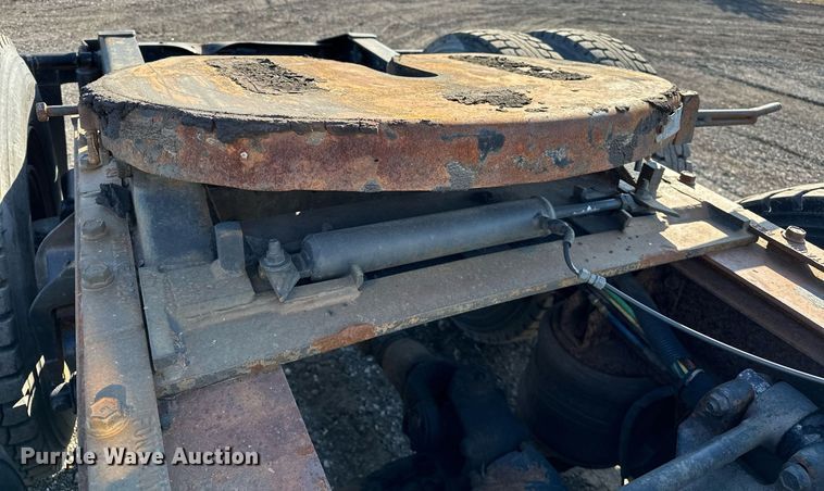 image for item OM9787 1990 International  F9370 semi truck