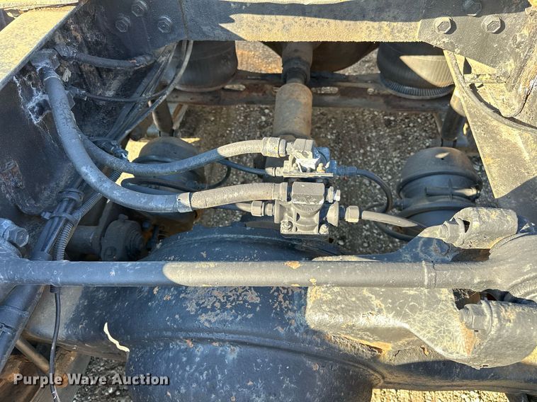 image for item OM9787 1990 International  F9370 semi truck