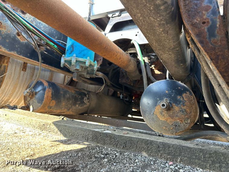 image for item OM9787 1990 International  F9370 semi truck