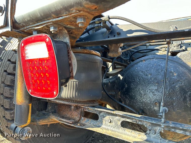 image for item OM9787 1990 International  F9370 semi truck