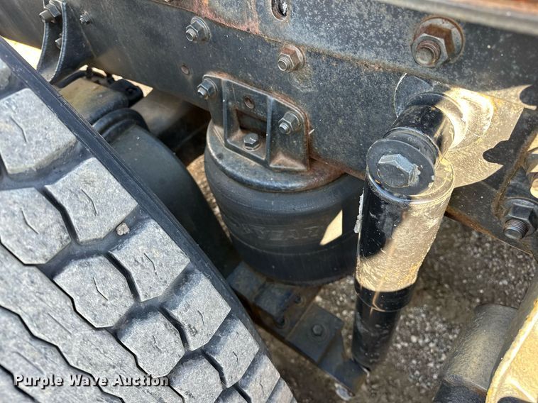 image for item OM9787 1990 International  F9370 semi truck