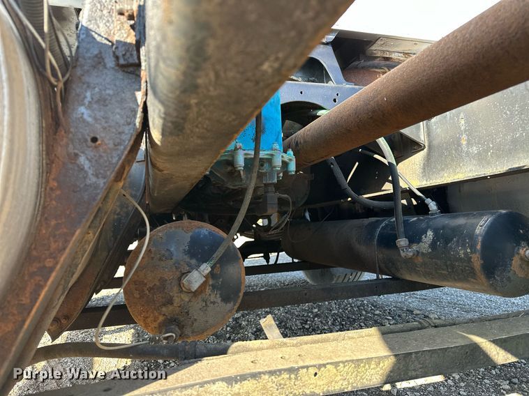 image for item OM9787 1990 International  F9370 semi truck