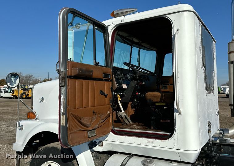 image for item OM9787 1990 International  F9370 semi truck