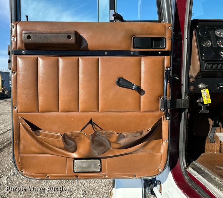 image for item OM9787 1990 International  F9370 semi truck