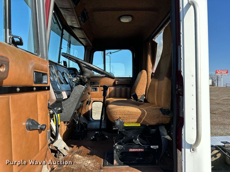 image for item OM9787 1990 International  F9370 semi truck