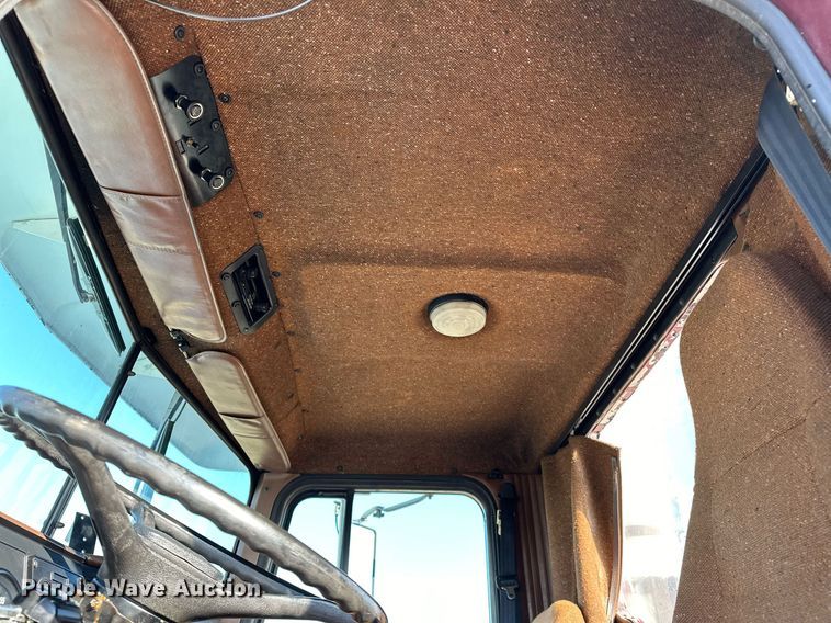 image for item OM9787 1990 International  F9370 semi truck