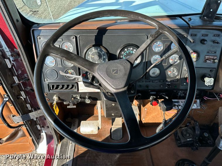 image for item OM9787 1990 International  F9370 semi truck