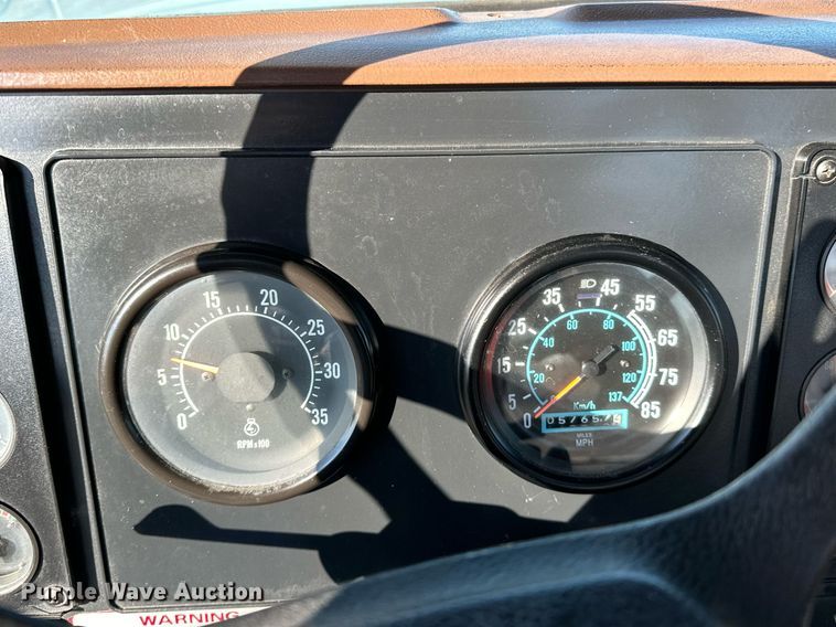 image for item OM9787 1990 International  F9370 semi truck