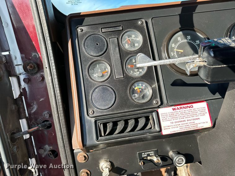 image for item OM9787 1990 International  F9370 semi truck