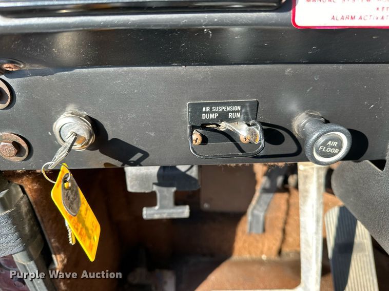 image for item OM9787 1990 International  F9370 semi truck