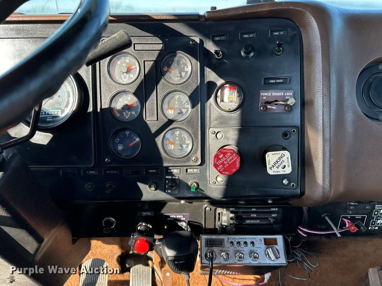 image for item OM9787 1990 International  F9370 semi truck