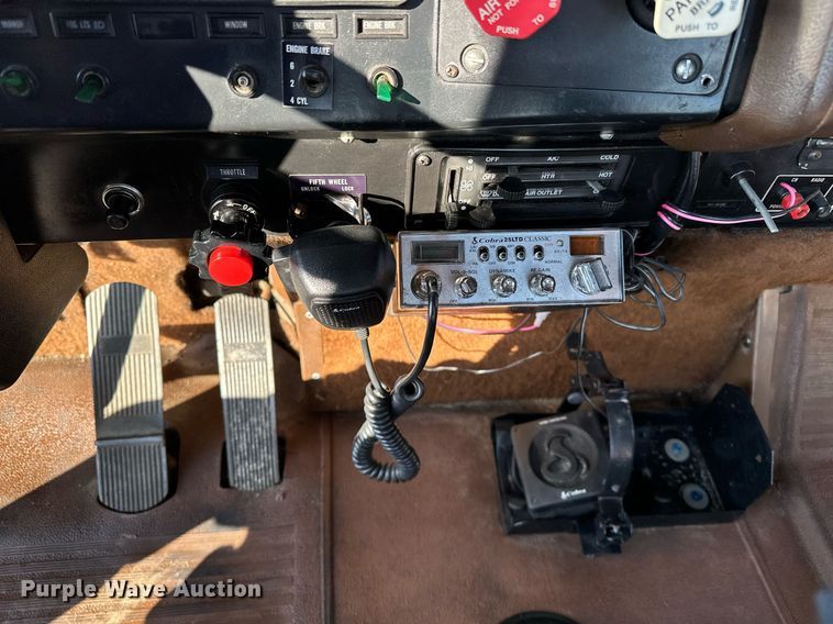 image for item OM9787 1990 International  F9370 semi truck