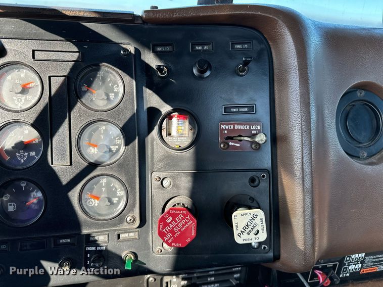 image for item OM9787 1990 International  F9370 semi truck