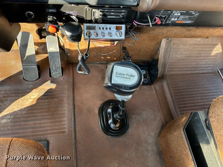 image for item OM9787 1990 International  F9370 semi truck