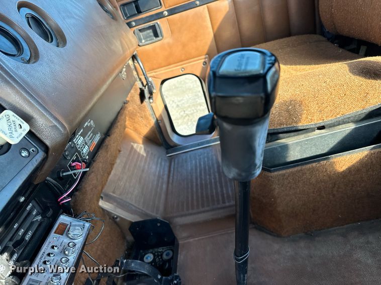 image for item OM9787 1990 International  F9370 semi truck