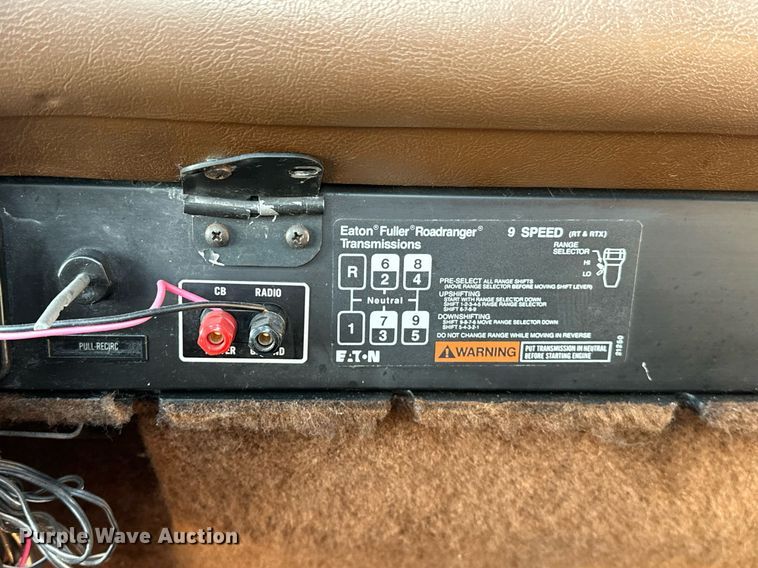 image for item OM9787 1990 International  F9370 semi truck