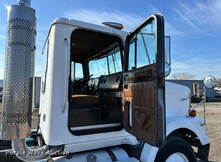 image for item OM9787 1990 International  F9370 semi truck