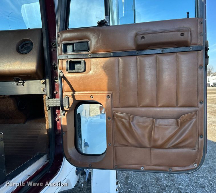 image for item OM9787 1990 International  F9370 semi truck