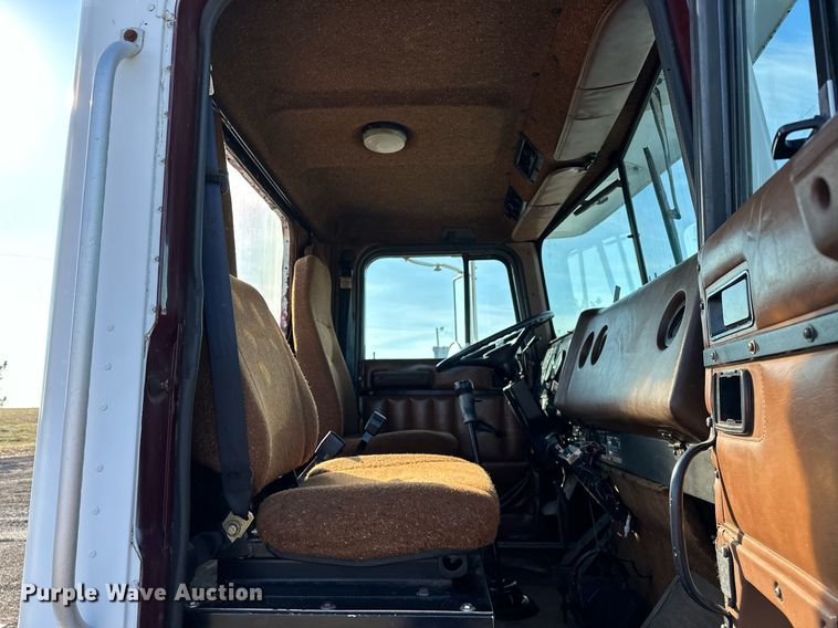 image for item OM9787 1990 International  F9370 semi truck