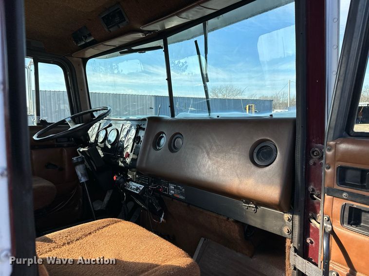 image for item OM9787 1990 International  F9370 semi truck