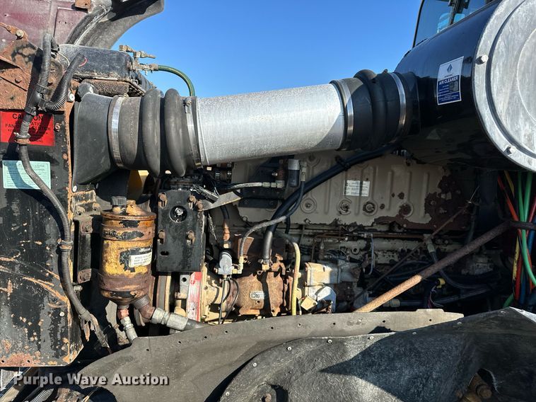 image for item OM9787 1990 International  F9370 semi truck