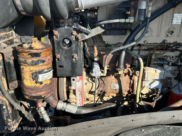 image for item OM9787 1990 International  F9370 semi truck