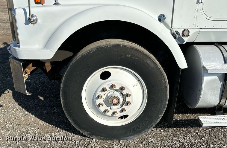 image for item OM9787 1990 International  F9370 semi truck