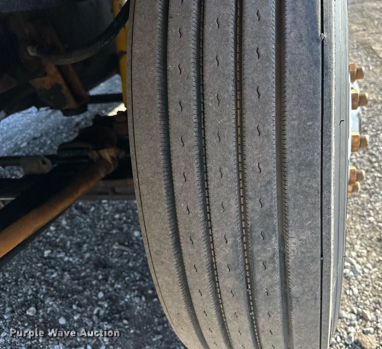 image for item OM9787 1990 International  F9370 semi truck