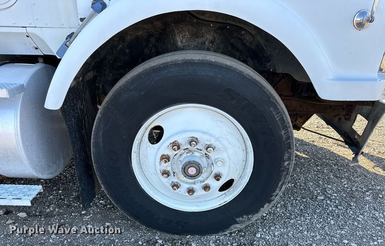 image for item OM9787 1990 International  F9370 semi truck