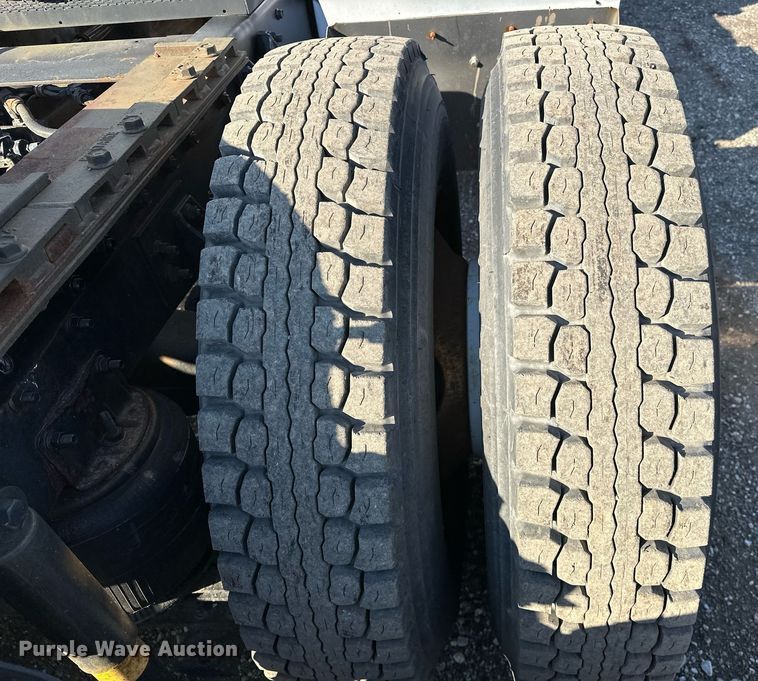 image for item OM9787 1990 International  F9370 semi truck