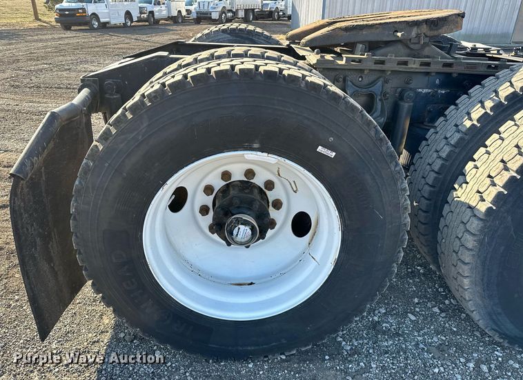 image for item OM9787 1990 International  F9370 semi truck