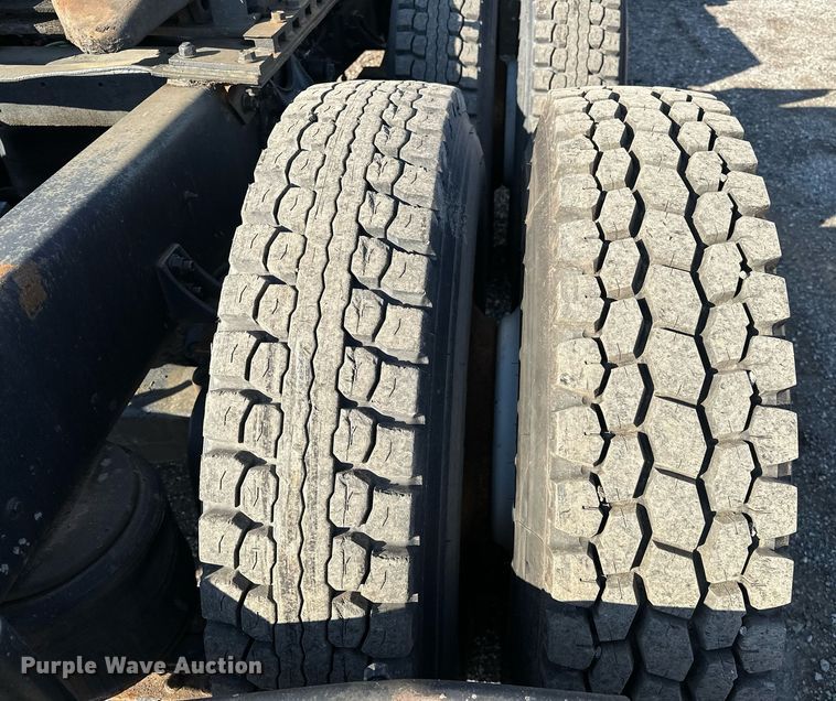 image for item OM9787 1990 International  F9370 semi truck