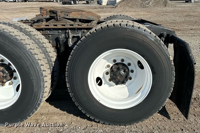 image for item OM9787 1990 International  F9370 semi truck