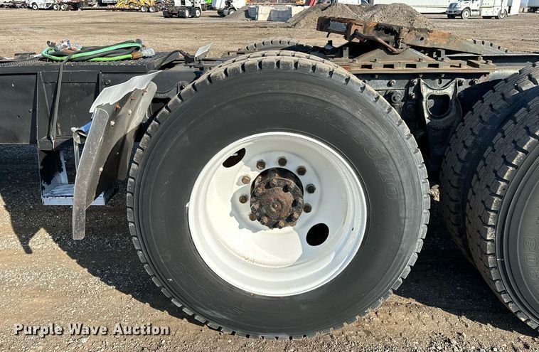 image for item OM9787 1990 International  F9370 semi truck