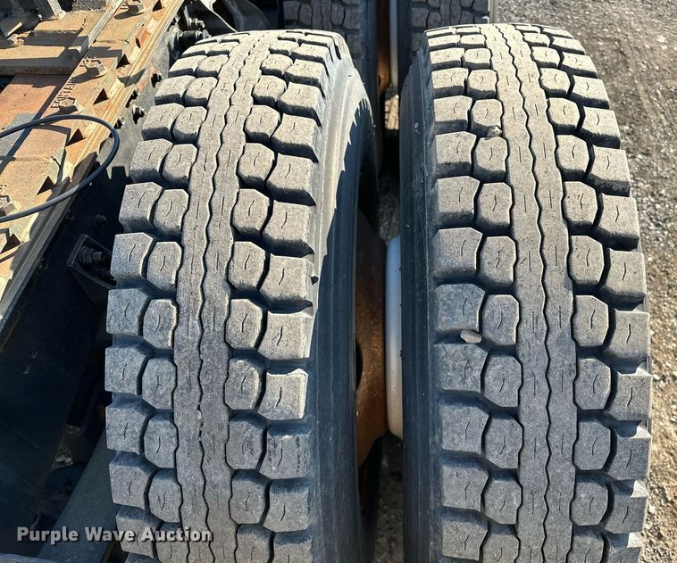 image for item OM9787 1990 International  F9370 semi truck