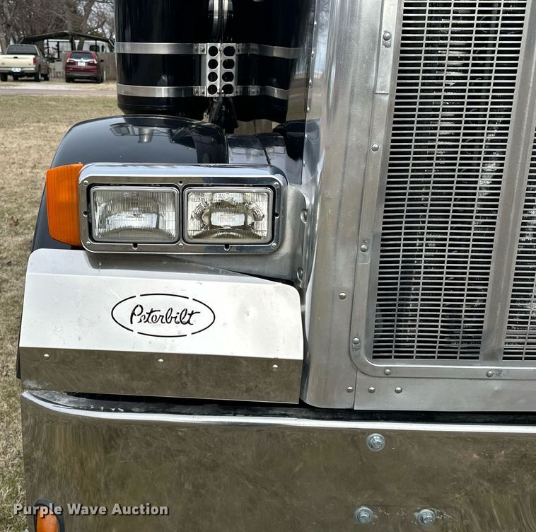 image for item OM9835 1999 Peterbilt  379 semi truck