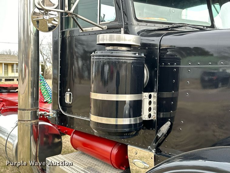 image for item OM9835 1999 Peterbilt  379 semi truck