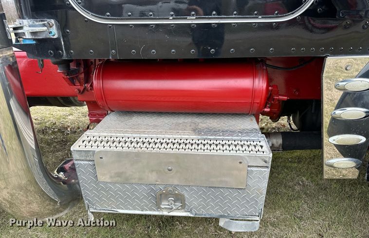 image for item OM9835 1999 Peterbilt  379 semi truck