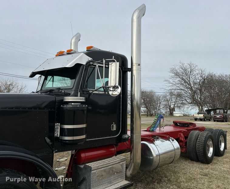 image for item OM9835 1999 Peterbilt  379 semi truck
