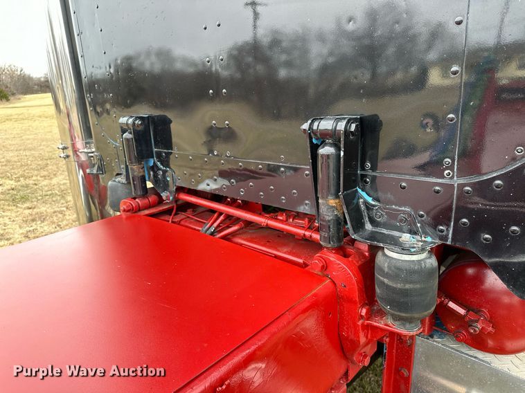 image for item OM9835 1999 Peterbilt  379 semi truck