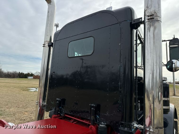 image for item OM9835 1999 Peterbilt  379 semi truck